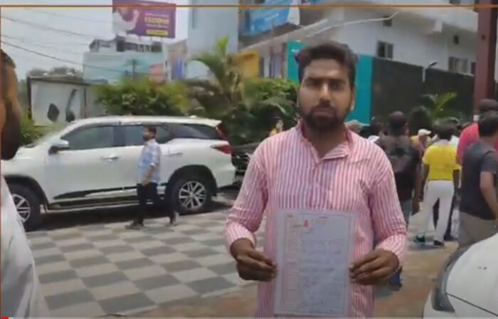 मी पर्चा घेऊन बिहारला परतण्याचा विचार करत होतो तेव्हा मला घरून फोन आला. त्या फोन ने हे सिद्ध केले की, बाबा खरोखरच चमत्कारिक आहेत. 