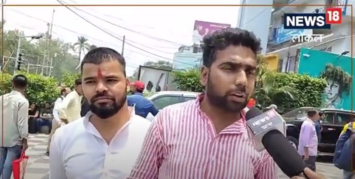 पवन सांगतो की बाबा आरती करायला स्टेजवर जात होते आणि मी गर्दीत उभा होतो. म्हणूनच बाबांना पाहताच ते म्हणाले की तुम्ही मला भेटा, तुम्ही खूप संकटात आहात. त्यानंतर बाबांनी आपली समस्या सांगण्यापूर्वीच एक पर्चा लिहून आईची समस्या सांगितली.