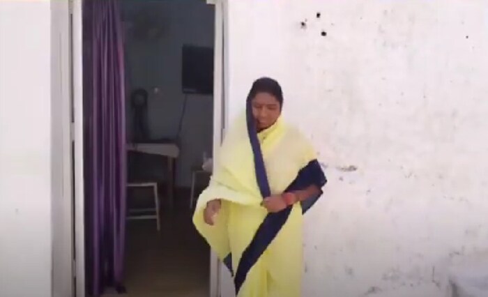 मात्र म्हातारपणामुळे त्यांची आर्थिक स्थितीही चांगली नव्हती. त्यामुळे पैसे मिळवणे गरजेचे होते. यानंतर ती कारागृहातच गहू वेचण्याचे काम करू लागली. मग पापड करायला शिकल्यावर ती तुरुंगात पापड बनवायला लागली. 