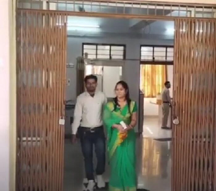 पती सोनू गोपालगंजमध्ये राहत होता, पत्नी वर्षा वडिलांसोबत कोर्टात आली असता न्यायाधीशांनी मुलीला तिच्या सासरच्या घरी पाठवले. हळूहळू प्रकरण सामंजस्याकडे वळले आणि नंतर सोनू वर्षा लोकअदालतीमध्ये एकमेकांना पुष्पहार घालून पुन्हा एकत्र आले.