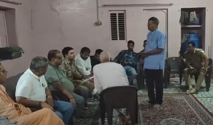 मंदिरातून येणारे उत्पन्नही ते हडप करत आहेत. मूर्ती गायब झाल्याचा संशयही त्यांच्यावर आहे. आजूबाजूचे वातावरणही चांगले नाही. त्यात विशिष्ट धर्माच्या लोकांचे वर्चस्व आहे. सुमारे 15 दिवसांपूर्वी या मूर्ती चोरीला गेल्याचा आरोप दिनेश पाठक यांनी केला आहे. परिसरातील लोकांनी लोहमंडी पोलीस ठाण्यात तक्रार देऊन चोरीच्या मूर्तींची माहिती दिली, मात्र पोलीसही हे प्रकरण मिटवण्याच्या उद्देशाने दोन्ही पक्षांना बसून चर्चा करण्याचाच सल्ला देत असल्याचे दिसून येत आहे.