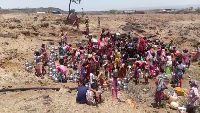 सध्या काही गावांना टँकरने पाणी पुरवठा सुरू आहे. मात्र तोही अपुरा असल्यानं टँकर येताच गावातील नागरिकांची विहिरीवर प्रचंड गर्दी होत असल्याचं चित्र आहे. 
