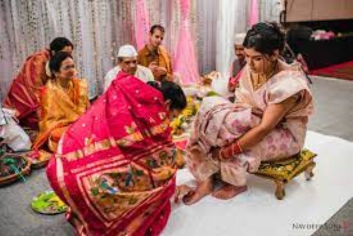 यामध्ये नवरदेवाची पूजा वधूच्या आईकडून केली जाते, यामध्ये नववधूची आई वराचे पाय पाण्याने स्वच्छ करते आणि कुंकुम तिलकही लावते आणि आरतीही करते आणि त्याला भेटवस्तू देखील देते. त्यानंतर वराची आई त्यांच्या भावी सूनेला साड्या आणि दागिने यांसारख्या भेटवस्तू देतात.