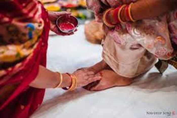 सीमंत या शब्दाचा अर्थ म्हणजे सीमा किंवा बॉन्ड्री. यासाठी नवरदेव आणि त्याचे कुटुंबीय नववधूच्या घरी पूजा करायला येतात.