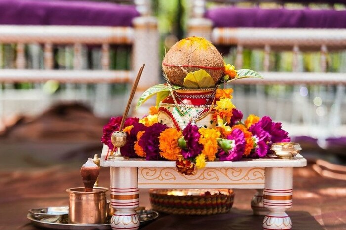 पूर्वीच्याकाळी लग्नविधी वधूच्या घरी होत असे. त्यासाठी वर व त्याचे व-हाडी वधूच्या गावी येत असत. वराचे गावाच्या सीमेवर स्वागत करण्यासाठी वधूचे आई-वडील जातात आणि तिथे त्याचे पूजनही केले जाई. त्या पूजेला ‘सीमांत पूजन’ असे म्हणतात.