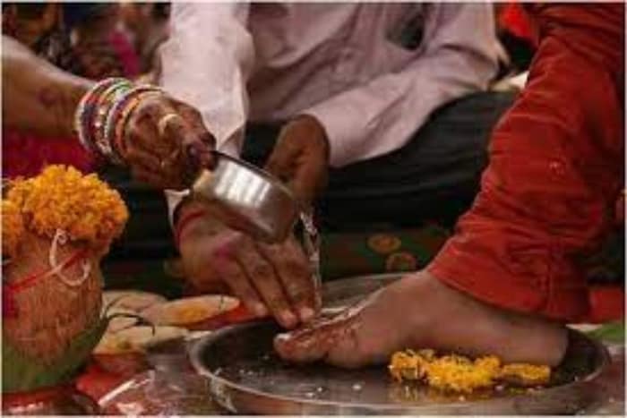 आजकाल या समारंभात काही बदल झाले आहेत, कारण पूर्वी हा सोहळा लग्नाआधी होत असे पण आजकाल सिमंत पूजन समारंभ लग्नाच्या दिवशीच होतो.