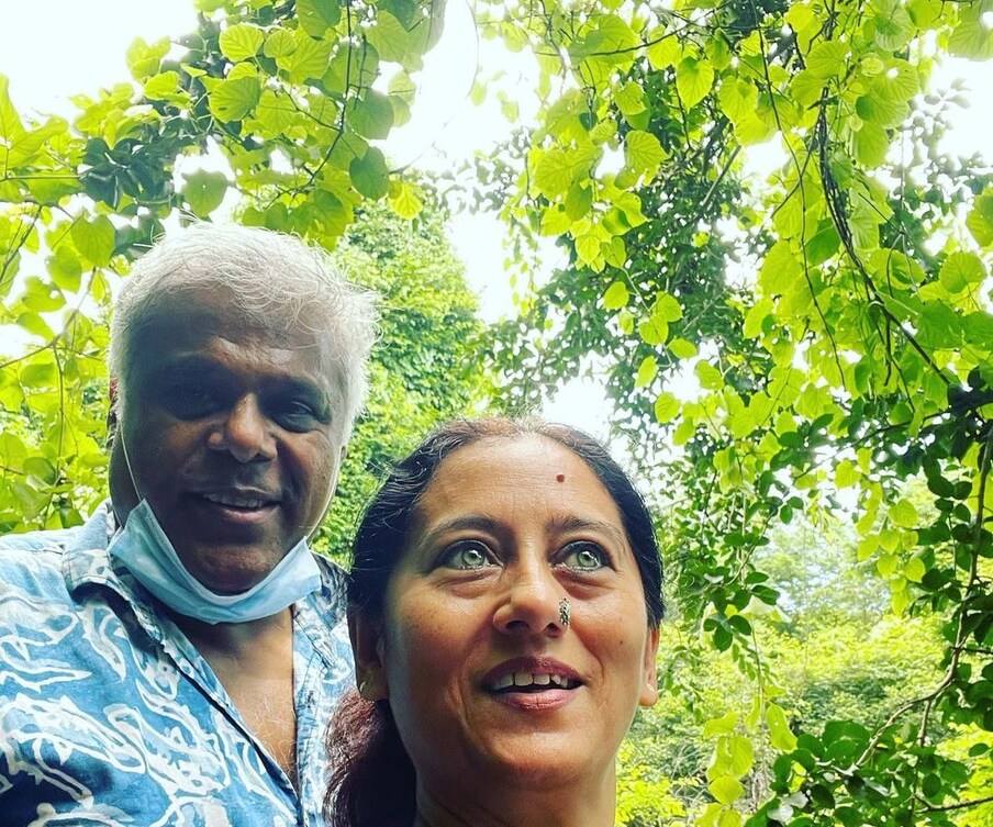 [object Object], हिंदुस्तान टाइम्सशी बोलताना राजोशी यांनी म्हटलं आहे की, "2021मध्ये आम्ही दोघे वेगळे झालो. मागील वर्षी आम्ही घटस्फोटासाठी अर्ज केला".