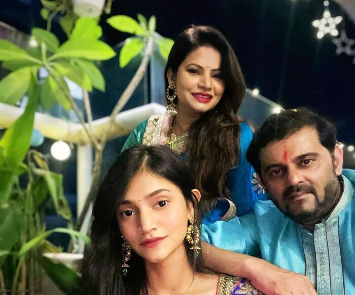 मेघाने बिग बॉसच्या घरात तिच्या पतीचा उल्लेख करताना सांगितले होते,  'लहान वयात माझ्या हातून काही चुका घडल्या होत्या. लग्नाच्या आधीच मी आई झाल्यानंतर माझं आयुष्य खूपच खडतर होत गेलं. या सर्व घटनेमुळं घरच्यांनी देखील मला लांब केलं होतं.' 