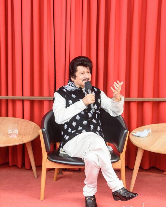  काही कारणास्तव पंकज यांनी त्याला नकार देताच त्याने बंदूक काढून त्यांच्या डोक्याला लावली. त्यामुळे नाईलाजाने त्यांनी त्याला ती गझल. '
