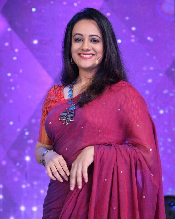  स्पृहा आणि वरदची लव्हस्टोरी फारच हटके आहे.या दोघांनी एका वृत्तपत्रासाठी कॉलेज प्रतिनिधी म्हणून काम केलं आहे.मात्र पाहिल्याच भेटीत या दोघांचं खटकलं होत.