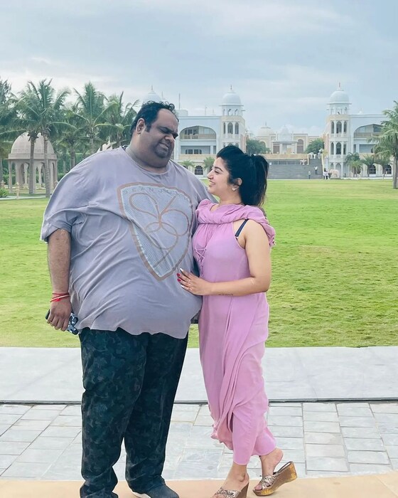  दरम्यान आता अभिनेत्रीने पती रवींद्रसोबतच एक फोटो शेअर करत या केवळ अफवा असल्याचं सिद्ध केलं आहे. 