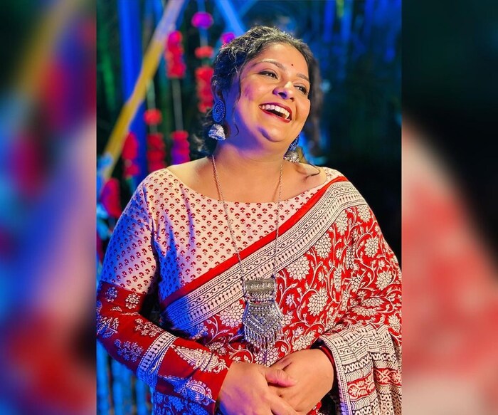 ईशा एका वर्षापूर्वीच हास्यजत्रेत दाखल झाली असली तरी आपल्या विनोदी शैलीने तिने प्रेक्षकांची मनं जिंकून घेतली आहेत. 