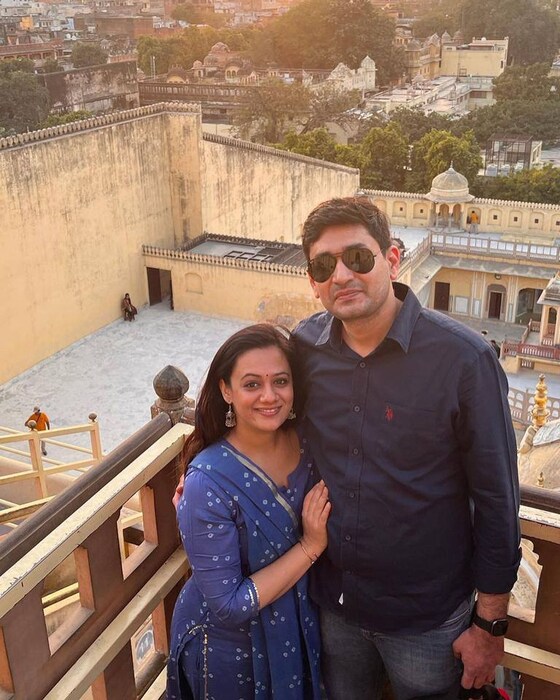 या दोघांमध्ये सतत खटके उडत असत.परंतु या दोघांना एकत्र एक प्रोजेक्ट देण्यात आला होता.ज्यामध्ये दोघांना सतत सोबत राहावं लागत असे.अशाप्रकारे सोबत काम करता करता हे दोघे एकमेकांच्या प्रेमात पडले होते.