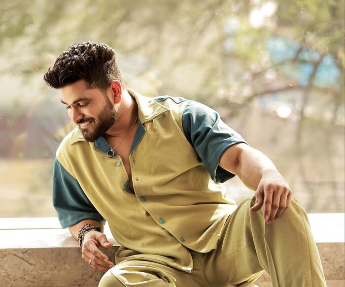  शिवने नुकत्याच एका मुलाखतीत त्याचे संघर्षाचे दिवस कसे होत ते सांगितलं आहे. ते ऐकून त्याचे चाहते भावुक झाले आहेत. 