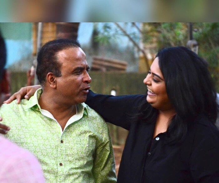 समीर चौघुलेंनी या पोस्टमध्ये लिहिलंय कि, 'Happy birthday ..... इशा... गेल्यावर्षीच आमच्या हास्यजत्रेच्या चमूत दाखल झालेला तगडा गडी... फारच कमी वेळात हिने हास्यजत्रेच्या वातावरणाशी जुळवून घेतलं... सहज सुंदर विनोदाची शैली आणि अत्यंत अप्रतिम आवाजाची दैवी देणगी लाभलेली आमची इशा ही लंडन ड्रामा graduate आहे..'