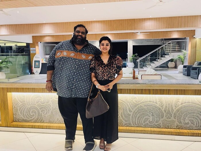  महालक्ष्मी सतत पती रवींद्रसोबतचे रोमँटिक फोटो सोशल मीडियावर शेअर करत असते. 