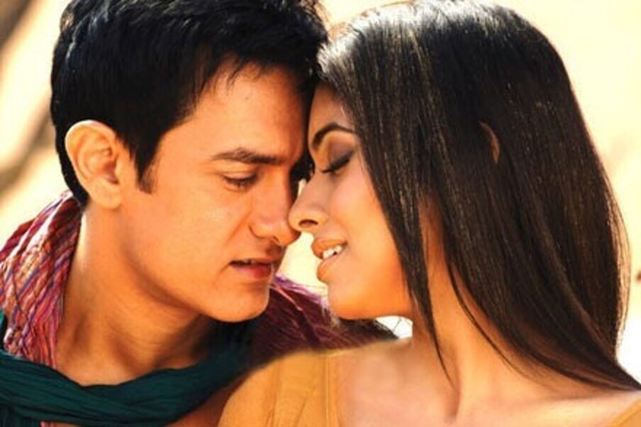अभिनेत्रीने 2008 मध्ये आमिर खानसोबत 'गजनी' या चित्रपटाद्वारे हिंदी चित्रपटसृष्टीत पदार्पण केले. या चित्रपटात असिनने आपल्या अभिनयाने सर्वांची मने जिंकली. 'गजनी'ने बॉक्स ऑफिसवरचे रेकॉर्ड तोडले. असीन आणि आमिर खानचा हा चित्रपट 100 कोटी रुपयांचे बंपर कलेक्शन नोंदवणारा पहिला बॉलिवूड चित्रपट होता.