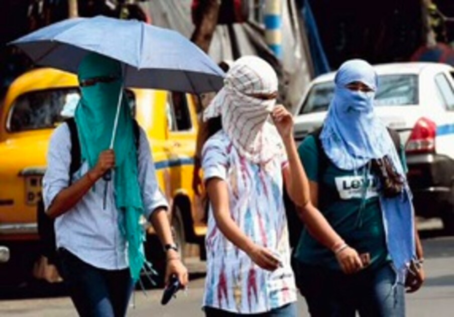 रोजच्या तुलनेमध्ये आज थोडेसे ढगाळ वातावरण असल्याने जिल्ह्यात अनेक ग्रामीण भागात पावसाच्या हलक्या सरी बरसतील तर शहरवासीयांना थोडासा उन्हापासून दिलासा मिळेल असा हवामान खात्याचा अंदाज आहे.