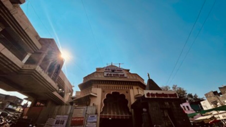 सोलापूर जिल्ह्यात दरवर्षी मे महिना उष्णतेचा नवा उच्चांक गाठताना दिसतोय. यंदा मे महिन्यात तापमान चाळीशीपार असून सध्या हवामानात मोठे बदल होताना दिसत आहेत.