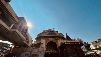  <a href="https://lokmat.news18.com/maharashtra/solapur/">सोलापूर जिल्ह्यात</a> दरवर्षी मे महिना उष्णतेचा नवा उच्चांक गाठताना दिसतोय. यंदा मे महिन्यात चाळीशीपार कायम आहे.