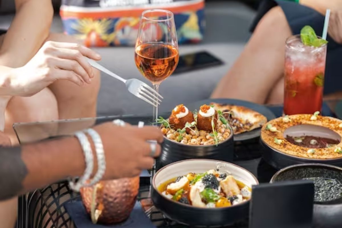 या रेस्टॉरंटमध्ये जाण्यासाठी काढावे लागतात कपडे