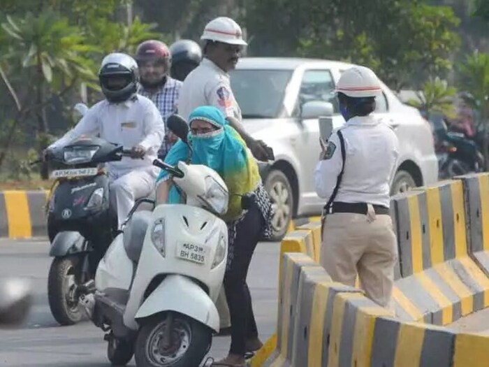 कार, बाईक, स्कूटर चालवताना वाहतुकीचे नियम पाळणे फार महत्वाचे आहे. जर नियमांचं उल्लंघन केलं तर तुम्हाला भरभक्कम दंड भरावा लागू शकतो. 
