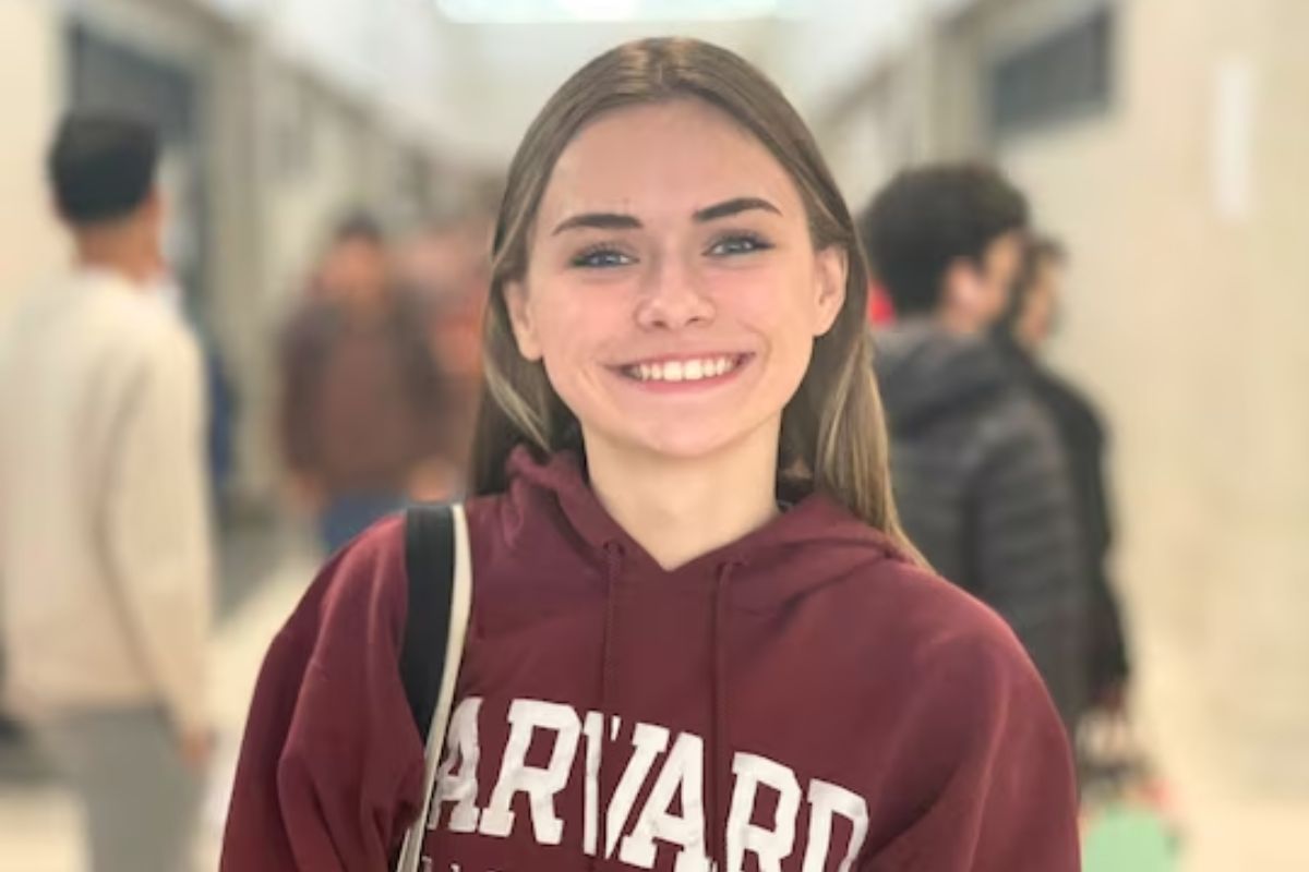 तरुणीने कॉलेजमध्ये टॉप करून हॉर्वर्ड गाठले