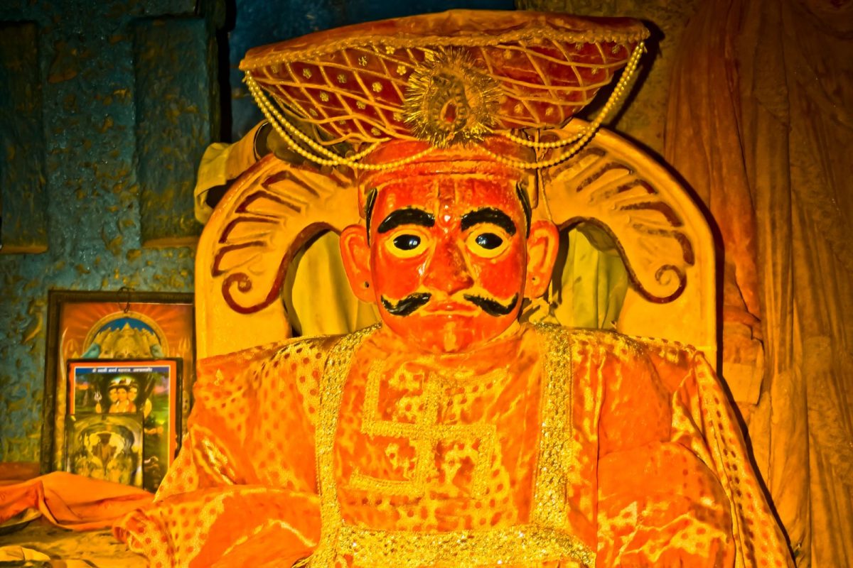 येळकोट येळकोट जय मल्हार! जेजुरी ह्या गावी मल्हारी देवस्थान आहे