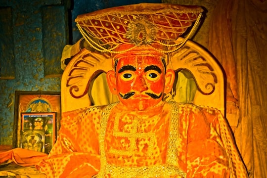येळकोट येळकोट जय मल्हार!  जेजुरी ह्या गावी मल्हारी देवस्थान आहे