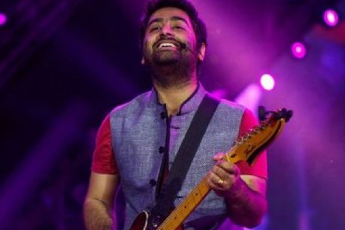 Arijit Singh: लाईव्ह कॉन्सर्टमध्ये महिलेने अरिजित सिंगसोबत केलं धक्कादायक कृत्य; गायक जखमी
