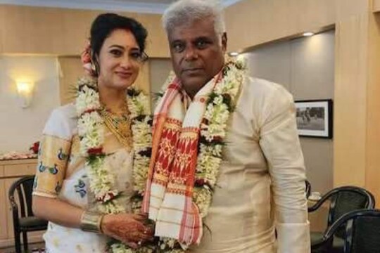 अभिनेते आशिष विधार्थी यांनी कोलकत्तामधील एका क्लबमध्ये आयोजित एका कार्यक्रमात लग्नगाठ बांधली आहे.
