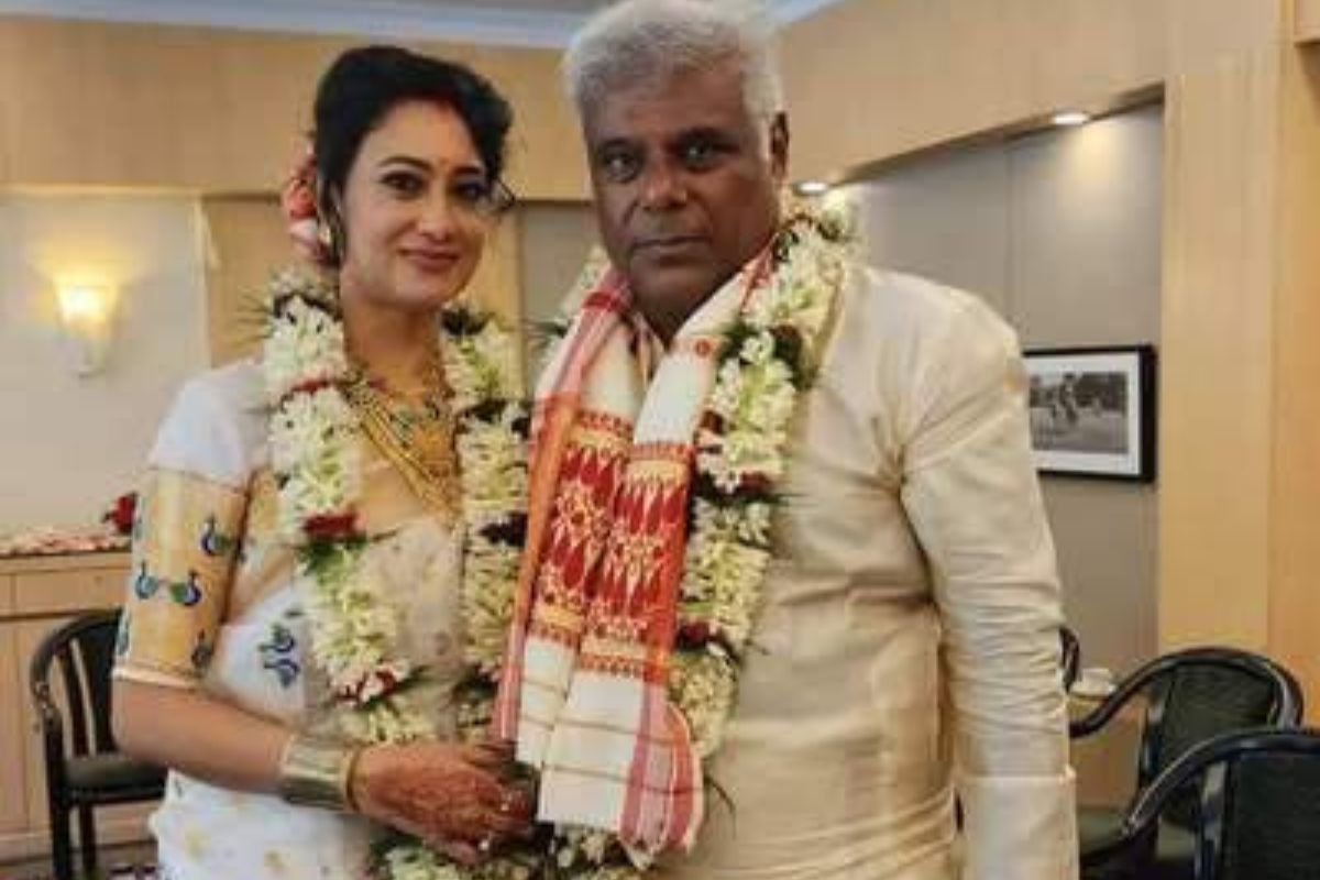 अभिनेते आशिष विधार्थी यांनी कोलकत्तामधील एका क्लबमध्ये आयोजित एका कार्यक्रमात लग्नगाठ बांधली आहे.
