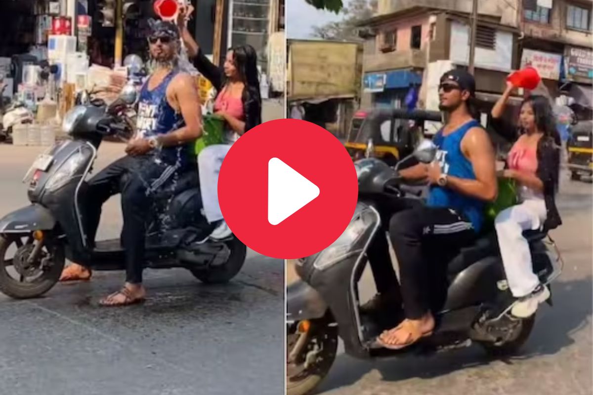 रस्त्यावर गाडीवर बसून मुलगा मुलगी करु लागले अंघोळ