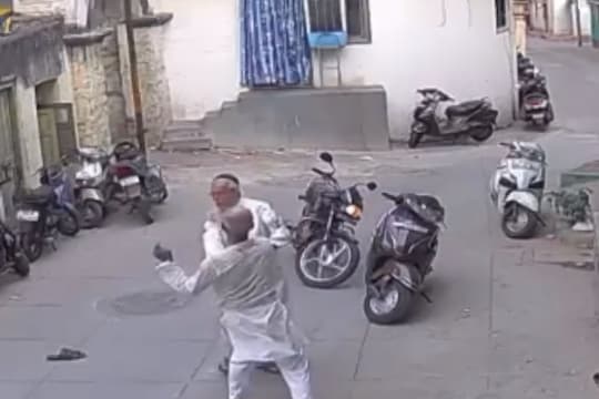 वृद्धांमध्ये फ्री स्टाईल हाणामारी  