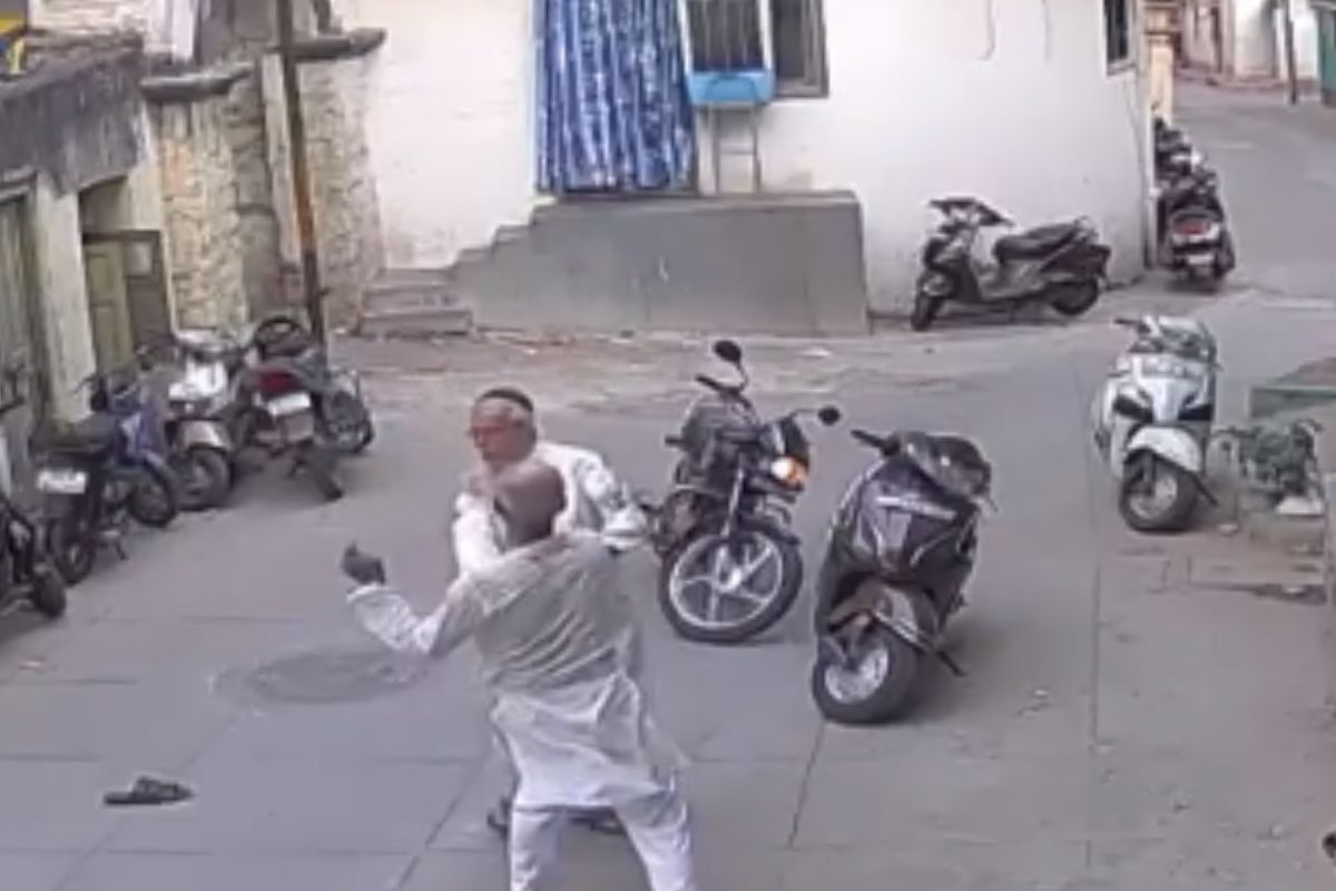 वृद्धांमध्ये फ्री स्टाईल हाणामारी