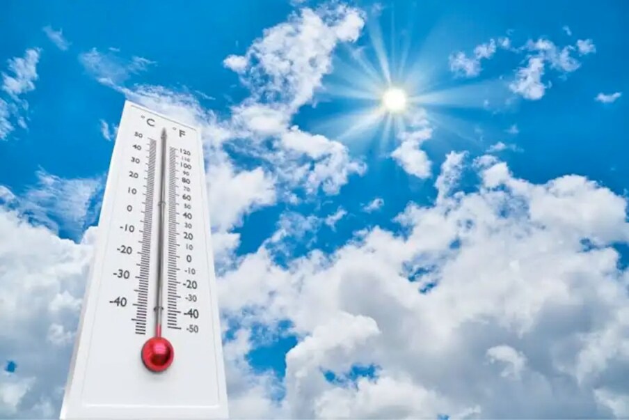 त्यामुळे दोन ते तीन अंश सेल्सिअसने तापमान घसरण्याचे अंदाज वर्तवण्यात आला आहे.