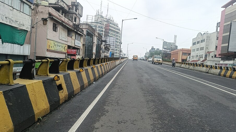 शहरातील उन्हाची दाहकता लक्ष्यात घेता एरवी वर्दळीच्या ठिकाणी देखील रस्ते दुपारच्या वेळी सूनसान झाले आहेत.