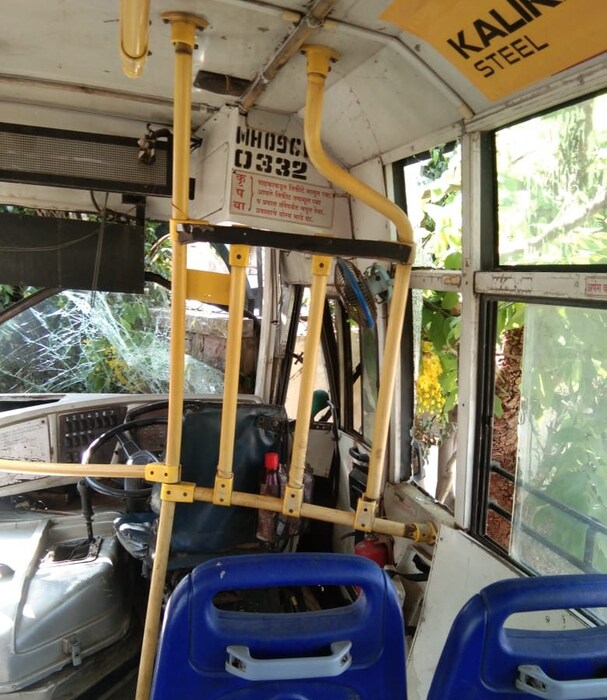 स्टेअरिंग लॉक होऊन बसचा अपघात झाल्यची माहिती मिळाली आहे. 
