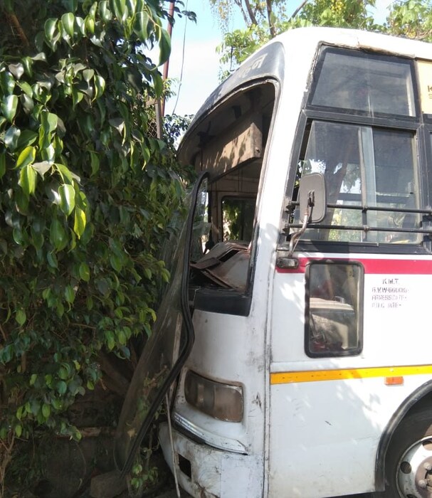  कंपाउंड वॉलला बस धडकल्याने मोठा अनर्थ टळला. 