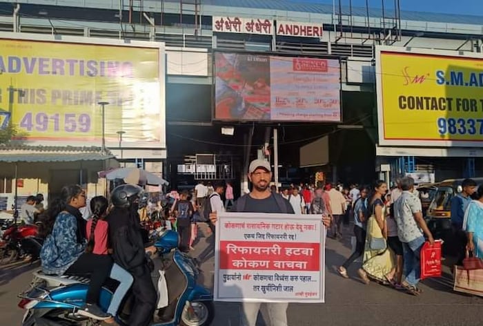 या आंदोलनात मुंबईकरही मोठ्या उत्साहाने भाग घेत बॅनर दाखवत असल्याचे दिसत आहे.