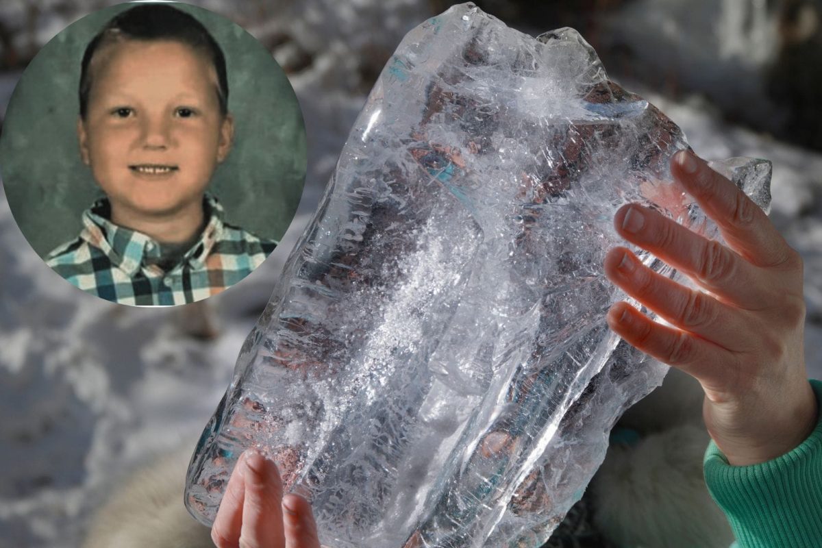 हुडहुडत्या थंडीत चिमुकल्याने खाल्ला बर्फ