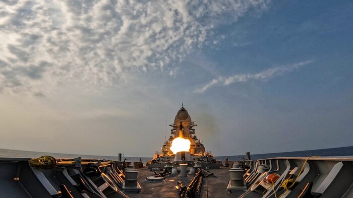 आयएनएस मोरमुगाओची लांबी १६३ मीटर आणि रुंदी १७ मीटर इतकी आहे.