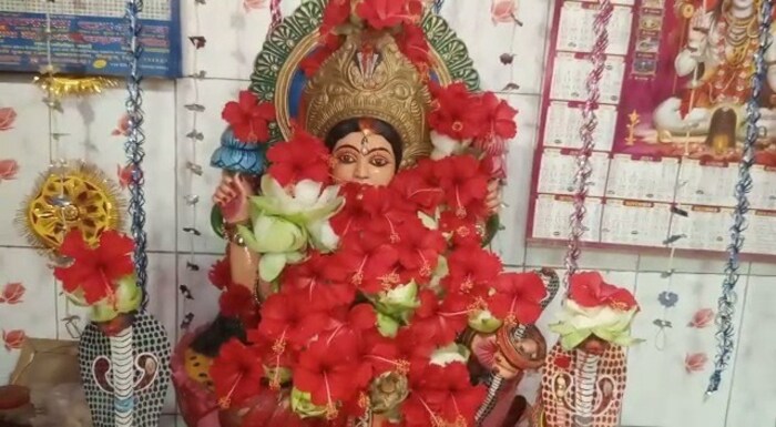 पश्चिम बंगालमधल्या हिंदू कुटुंबांमध्ये मनसा देवीचा उत्सव साजरा केला जातो. “पहाटे आम्ही आलो तेव्हा देवीचे डोळे मिटलेले असल्याचं आम्ही पाहिलं. या घटनेनंतर मंदिर परिसरात खूप गर्दी जमली होती. अशी घटना याआधी कधीच घडली नव्हती,” असं सागर डे या स्थानिक नागरिकाचं म्हणणं आहे.