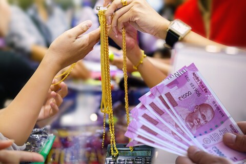जळगावमध्ये 2 हजारच्या नोटा खपवण्यासाठी सोनं खरेदी 
