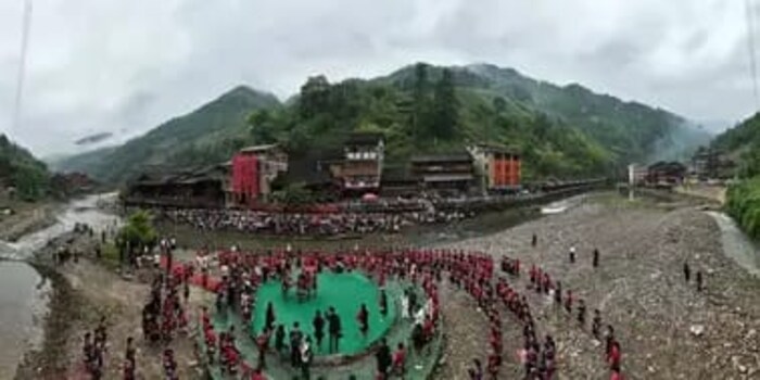 एकत्र येऊन केस विंचरण्याच्या त्यांच्या कित्येक वर्षांच्या परंपरेचा आता वर्ल्ड रेकॉर्डही झाला आहे. गिनीज बुकमध्ये याची नोंद झाली आहे.  456 मीटर म्हणजे 1496 फूट लांब साखळी तयार करून या महिला एकमेकींच्या केस विंचरत होत्या. (फोटो - गिनीज बुक ऑफ रेकॉर्ड)