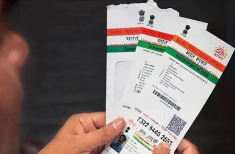 यानंतर, तुम्ही myaadhaar.uidai.gov.in वर जाऊन नंबर बदलण्याचं स्टेटस पाहू शकता. येथे तुम्ही चेक एनरोलमेंट वर जाऊन आधारशी लिंक केलेल्या नंबरच्या बदलाचं स्टेटस पाहू शकाल.
