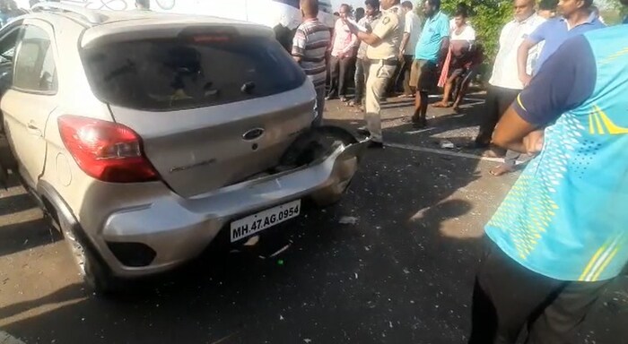 विट्याहून नेवरीकडे निघालेल्या गितांजली ट्रॅव्हल्सला कारची धडक झाली. अपघात पाहण्यासाठी याठिकाणी बघ्यांनी मोठी गर्दी केली होती. 