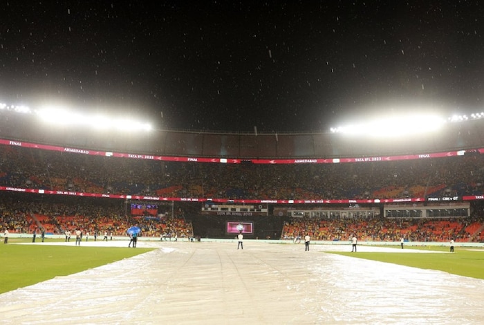 आयपीएलच्या इतिहासात पहिल्यांदाच राखीव दिवशी अंतिम सामना खेळवला जात आहे. दरम्यान, सामना पुढे ढकलल्याने चाहत्यांची निराशा झाली. 