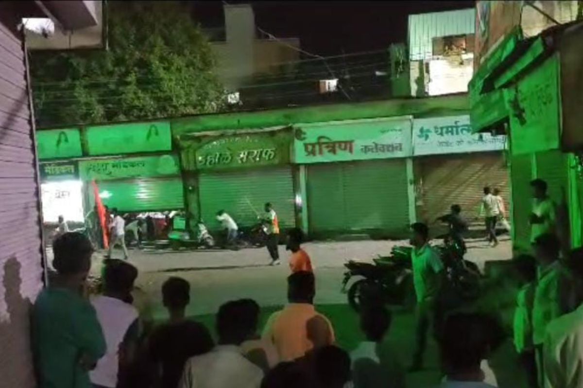 मिरवणुकीदरम्यान मोठा गोंधळ