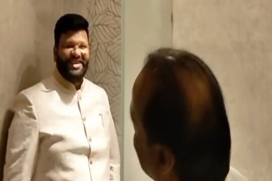 अजित पवारांनी हॉटेल मालकाला शॉवर खाली उभं केलं